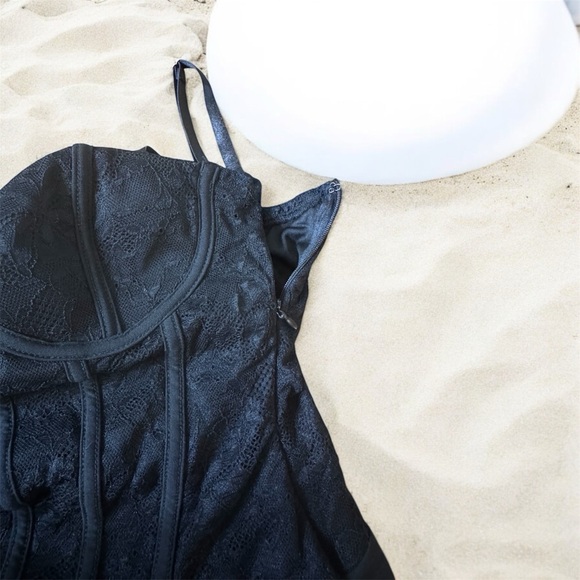 Lulu’s Elegant Black Lace Bodysuit size S - Picture 6 of 8